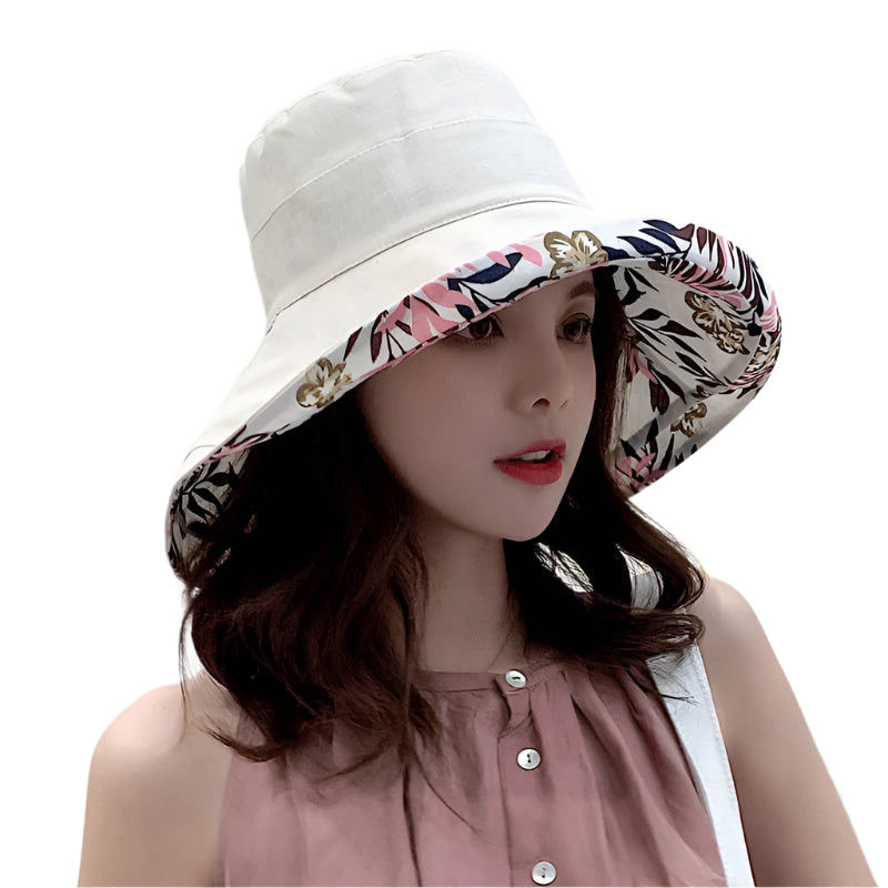 つばの広い花柄プリントのコットン製サマーハット