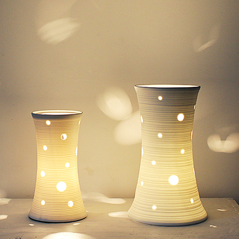 花瓶 – 自然からインスピレーションを得たドライフラワーをあしらった白いセラミックランプ