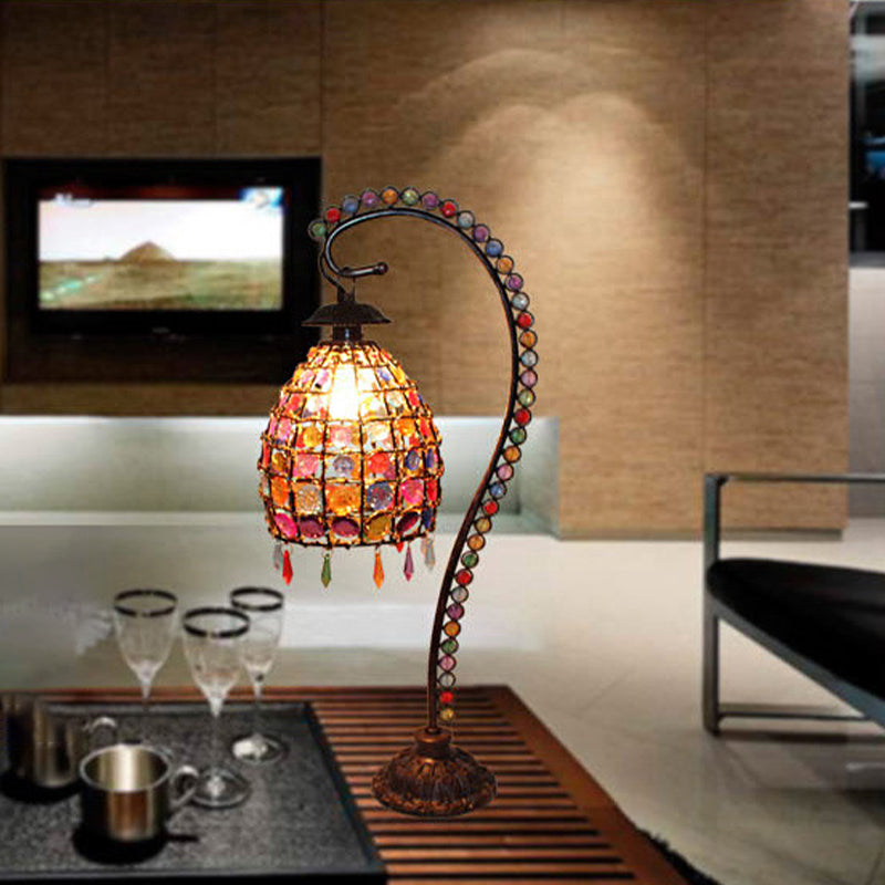 Lumbel – A bohemian table lamp with beads and elegant colored glass.