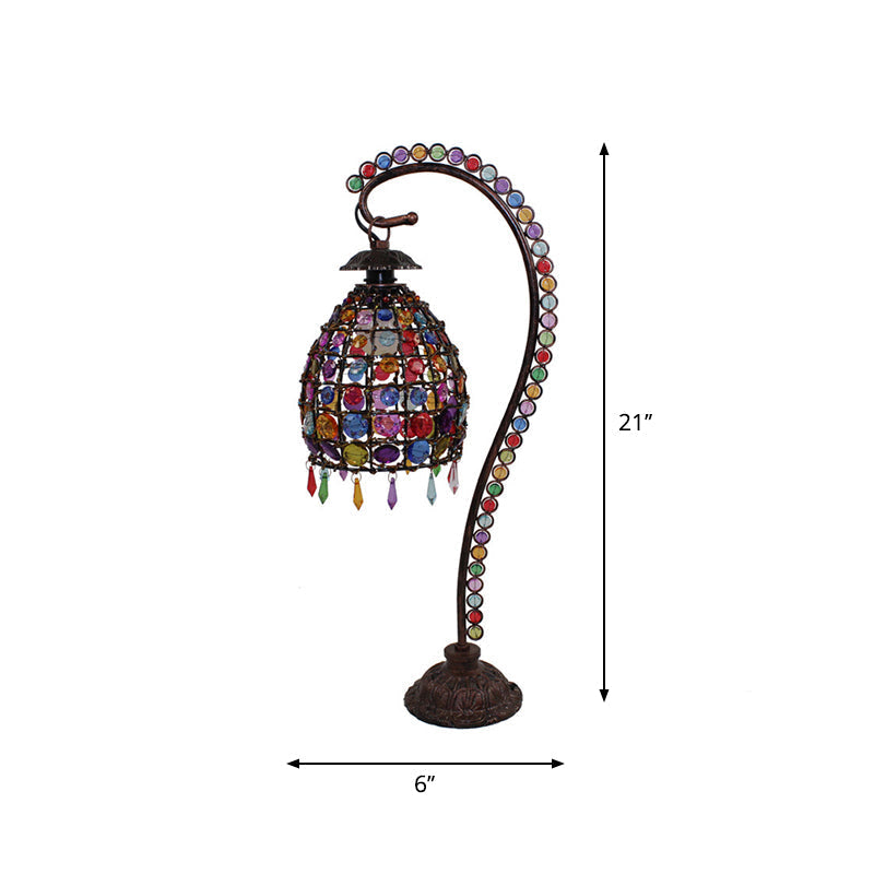 Lumbel – A bohemian table lamp with beads and elegant colored glass.