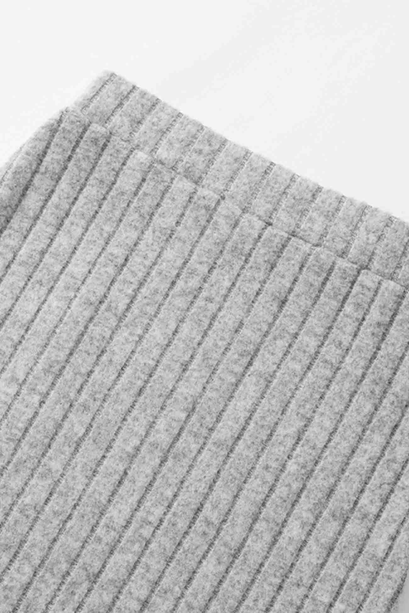 ルビ - スリット入りの体にフィットするスカート