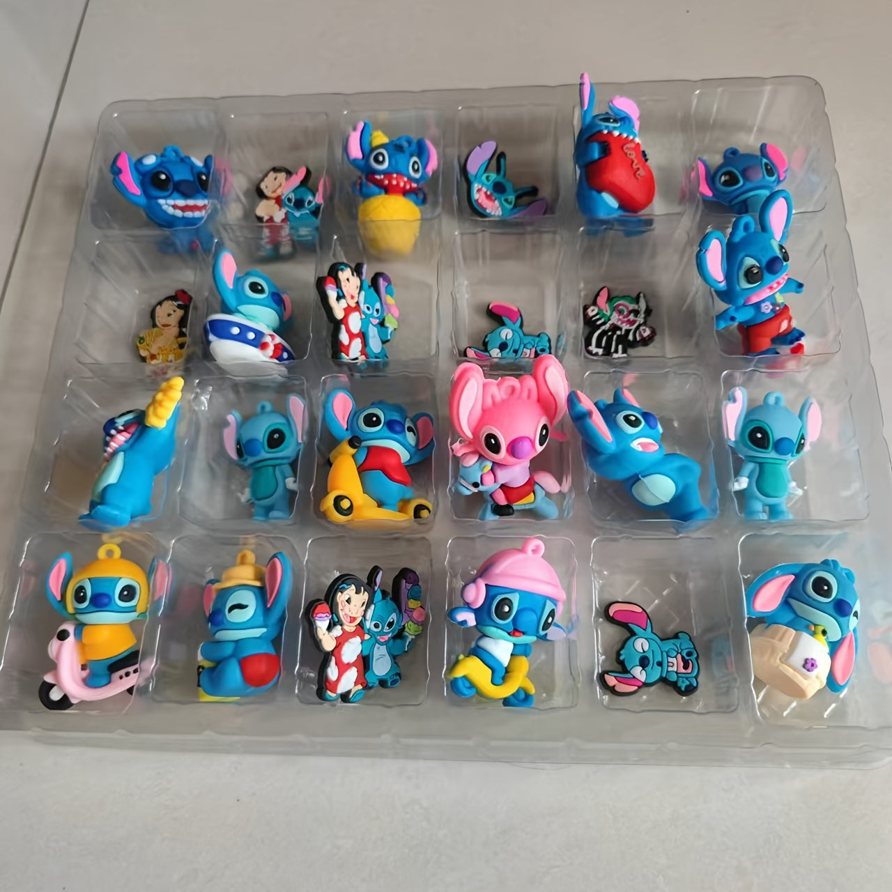 スティッチ アドベントカレンダー プレイセット | 24ピースのインタラクティブなホリデーサプライズゲーム