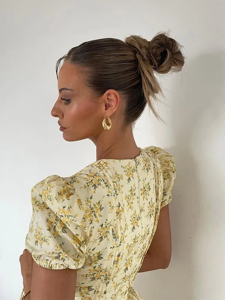 ディッテ - 花柄ディープVプリーツ・ミニ・ドレス