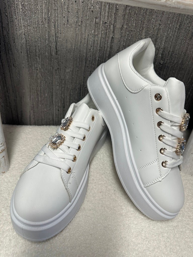 シネ - ホワイトのトレーナーにゴールドのアクセサリー