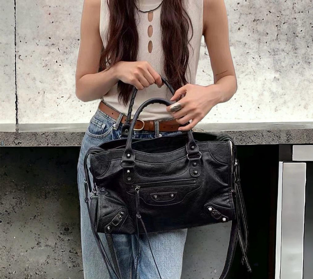 マーラ - モダンなラージリベットショルダーバッグ