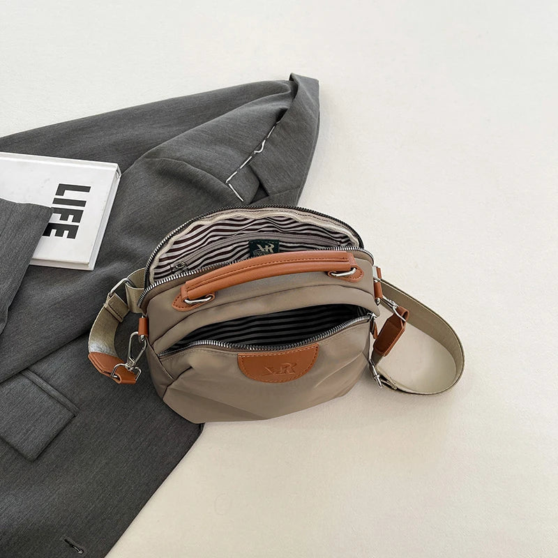 アヤカ - シンプルなマルチレイヤード・ショルダー・クロスボディバッグ