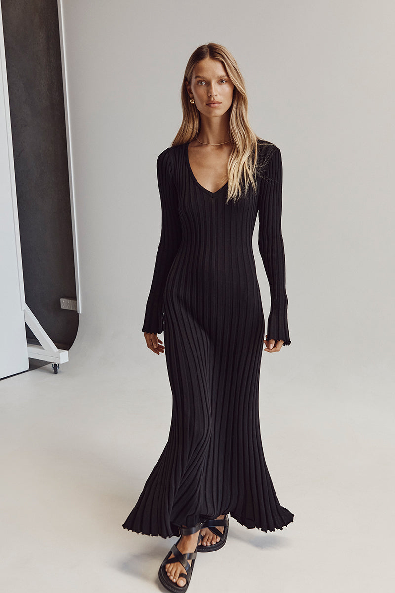 Amaya - Stylish midi dress with long sleeves