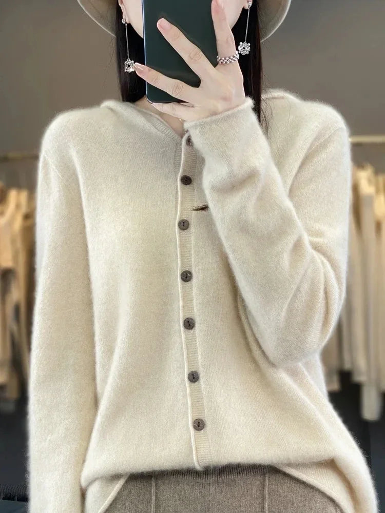 Mariko - Warm knit cashmere sweater with hood and buttons