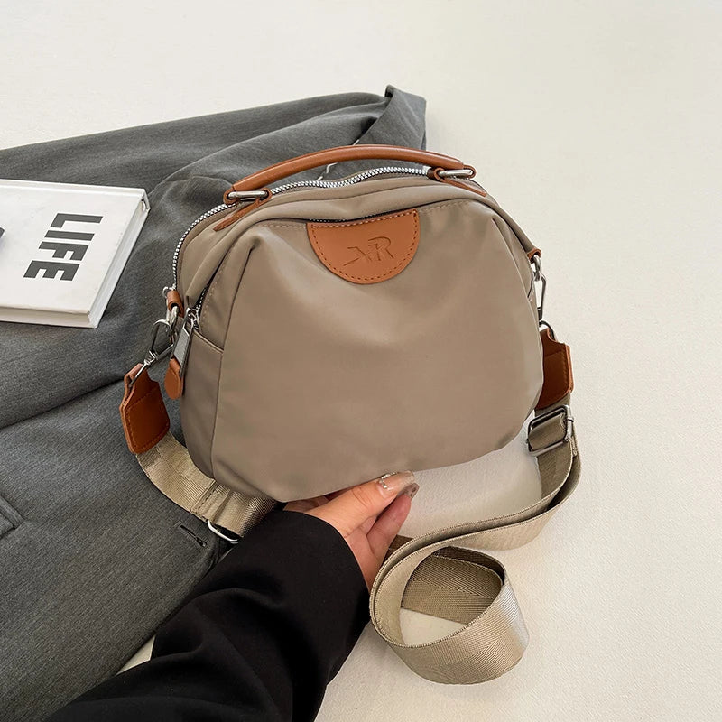 アヤカ - シンプルなマルチレイヤード・ショルダー・クロスボディバッグ