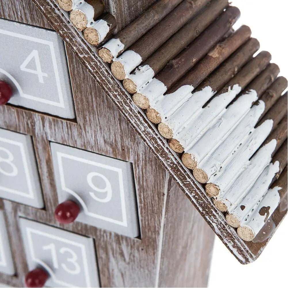 クリスマスハウスの形をした25個の収納コンパートメントを備えた木製のアドベントカレンダー