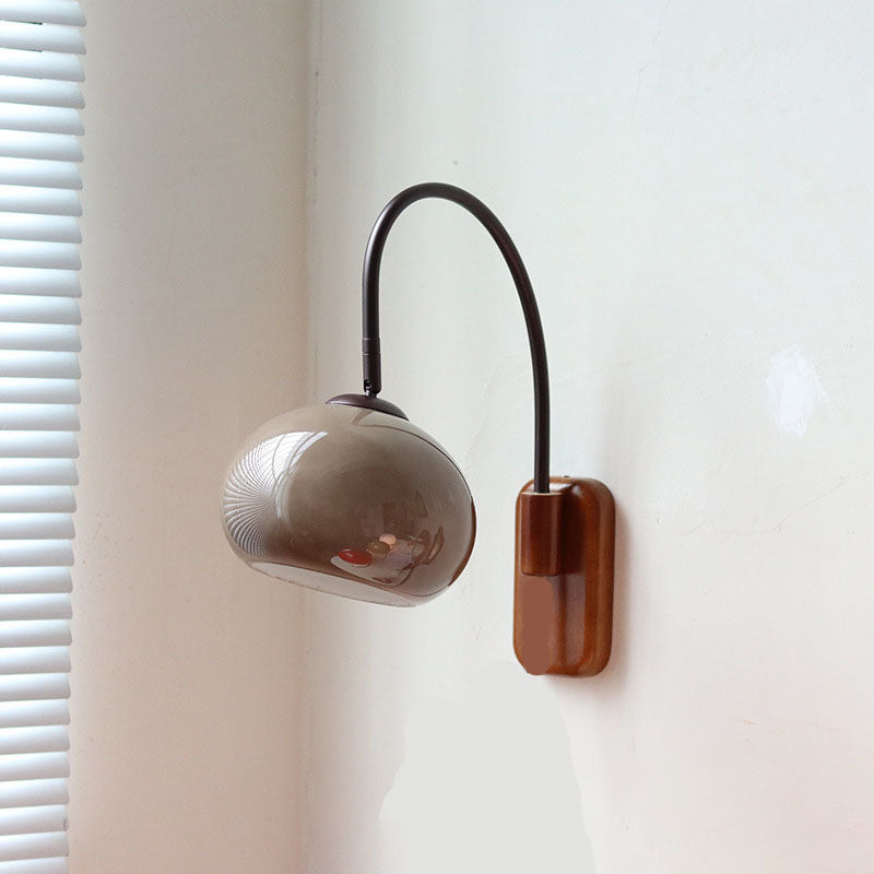 ガラスと無垢材を使用したヨーロッパデザインのウォールランプ