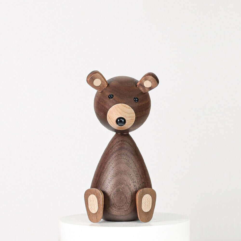 ウッドランド・ウィムジー – ミニマルな魅力を持つ遊び心のあるクマの木製フィギュア