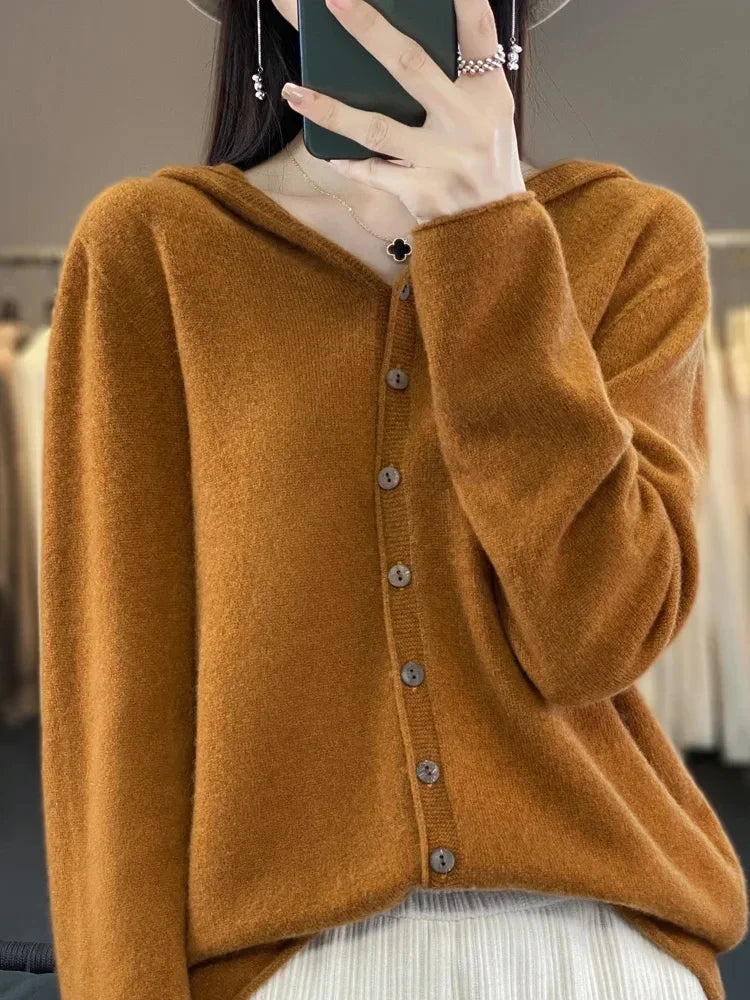 Mariko - Warm knit cashmere sweater with hood and buttons