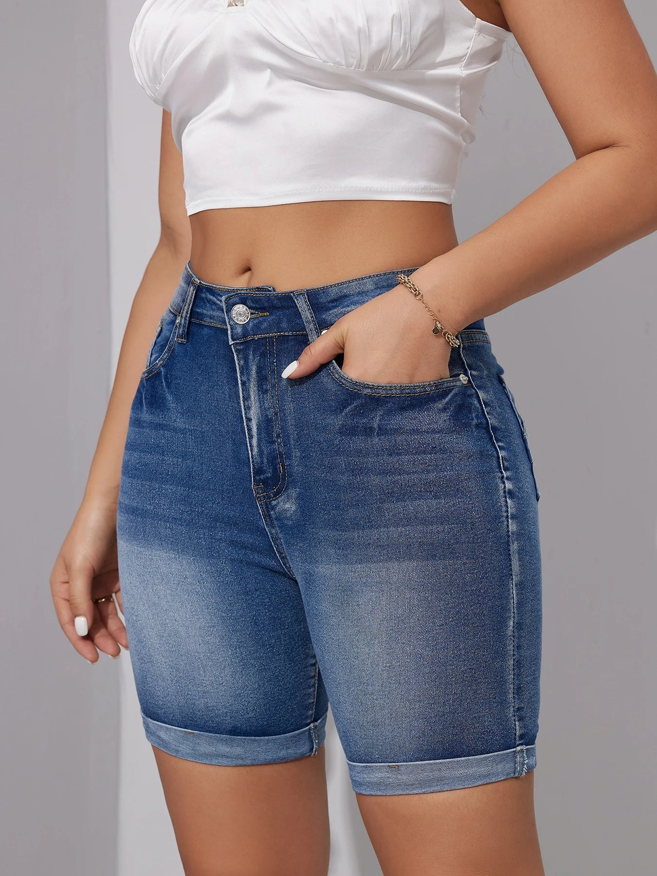 Yvonne | High-waisted denim shorts