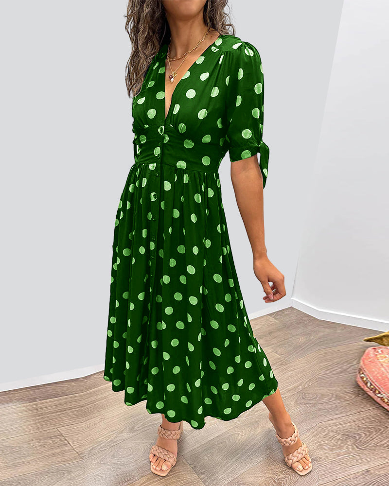 Sigrid – Deep V-neck and polka dot dress