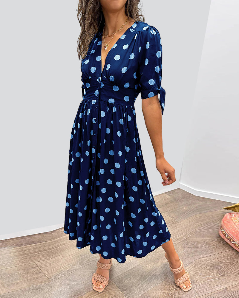 Sigrid – Deep V-neck and polka dot dress