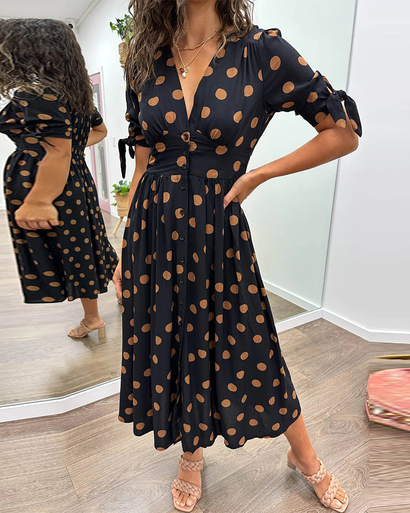 Sigrid – Deep V-neck and polka dot dress