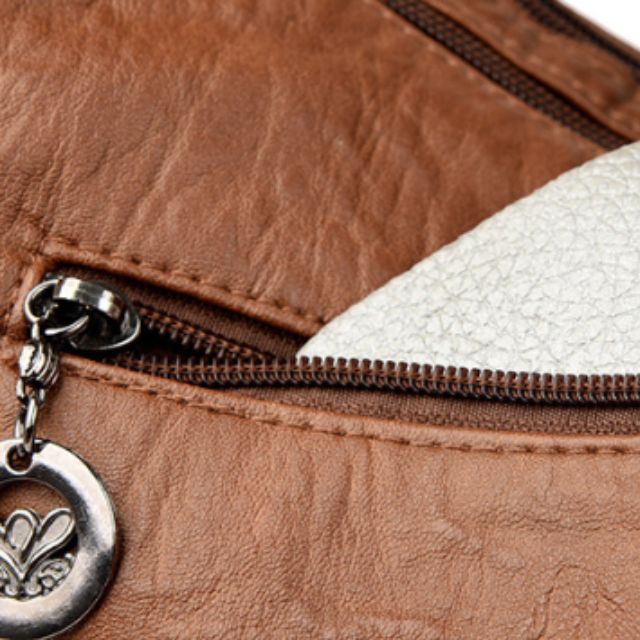 オルガ - スタッド付きバックパック