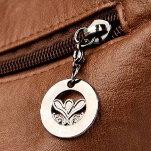 オルガ - スタッド付きバックパック