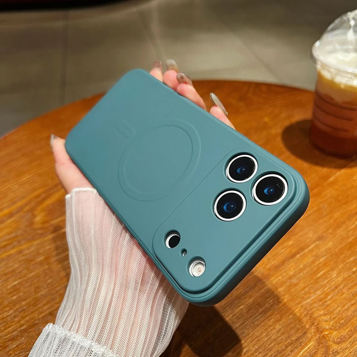 Veyno | Magnetic iPhone Case Made of Soft Silicone