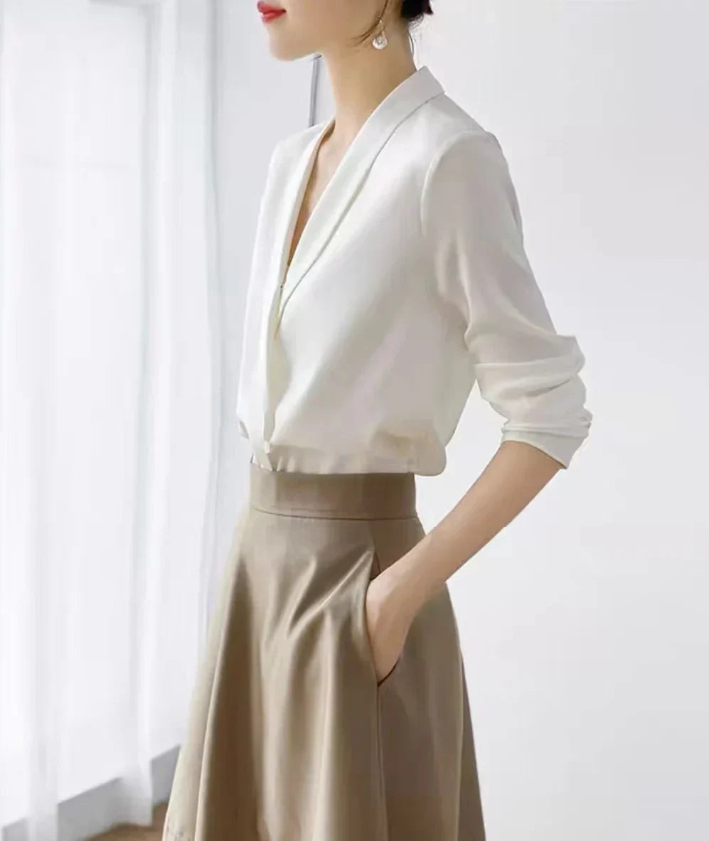 アストリッド - サテン地のVネックブラウス