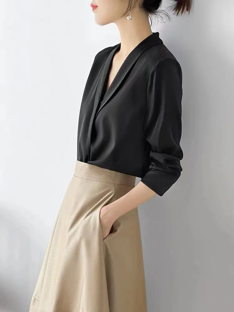 アストリッド - サテン地のVネックブラウス