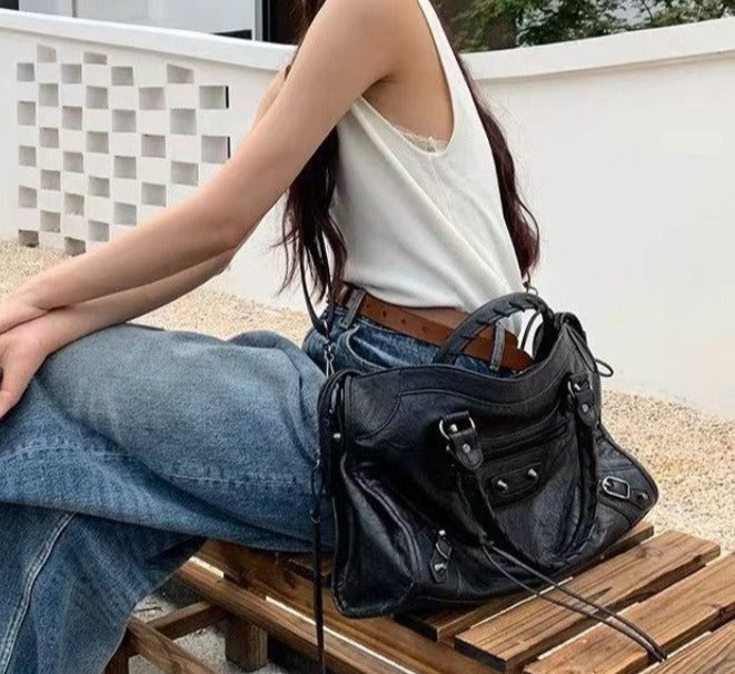 マーラ - モダンなラージリベットショルダーバッグ