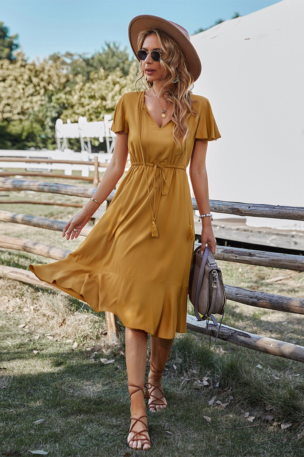 Evie - Elegant short sleeve V-neck dress with belt