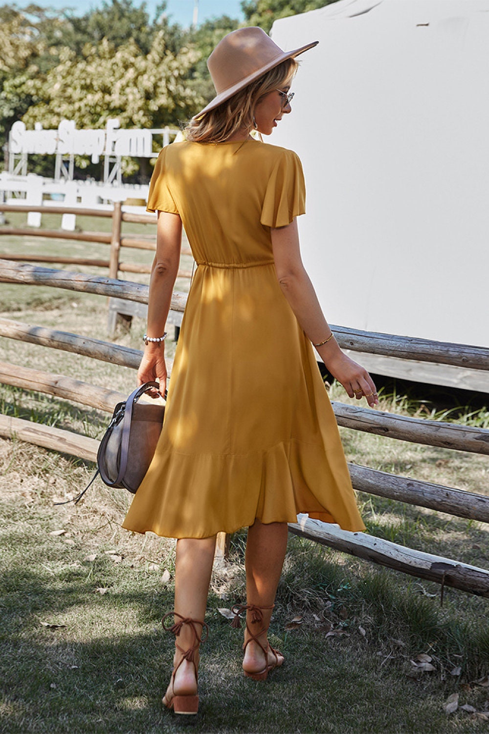 Evie - Elegant short sleeve V-neck dress with belt