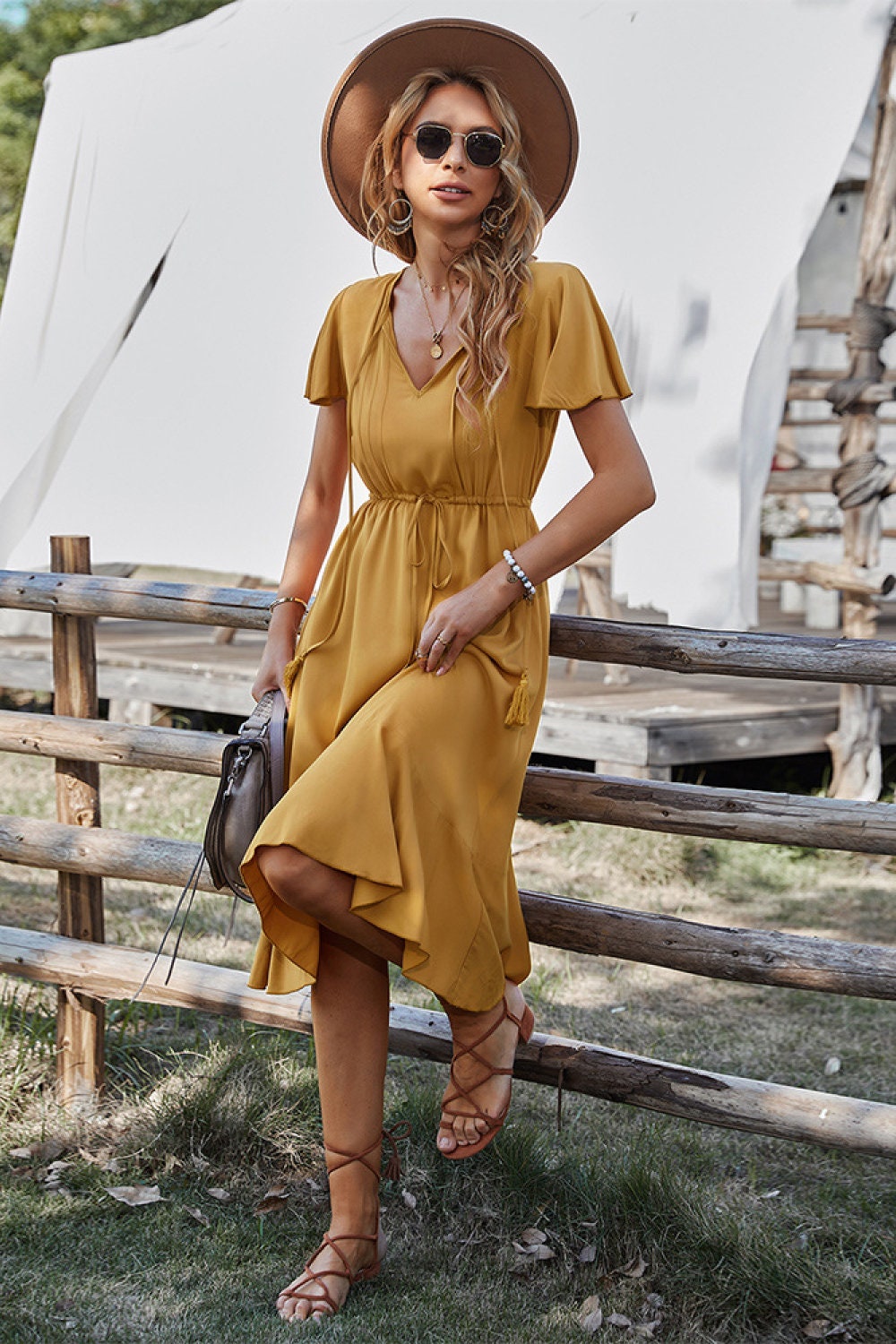 Evie - Elegant short sleeve V-neck dress with belt