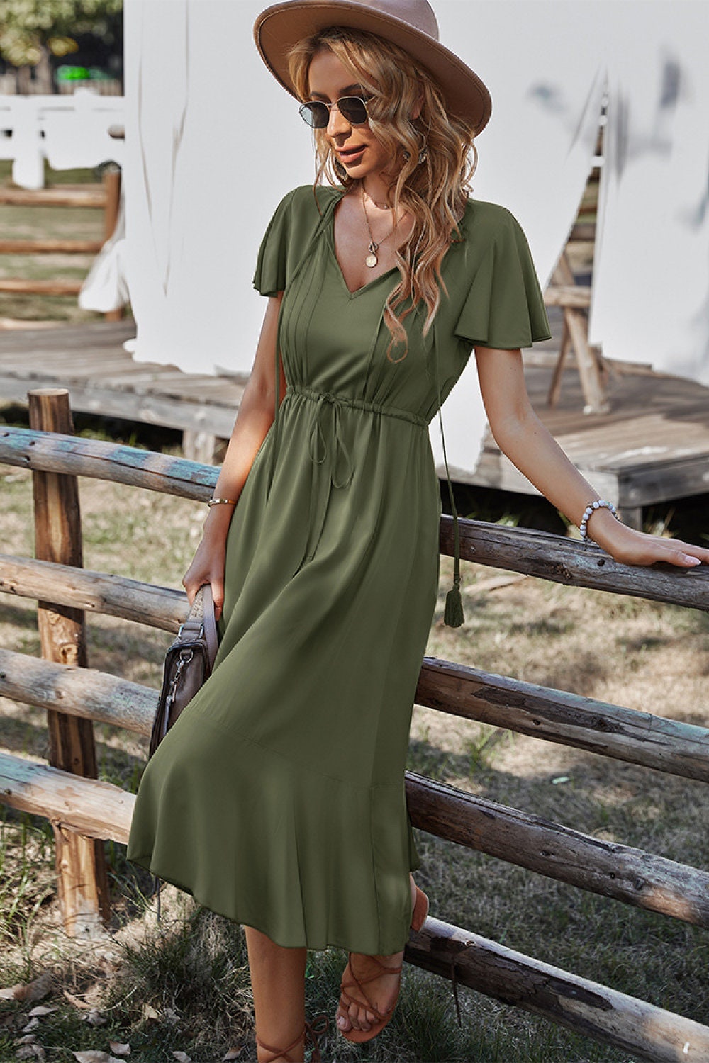 Evie - Elegant short sleeve V-neck dress with belt