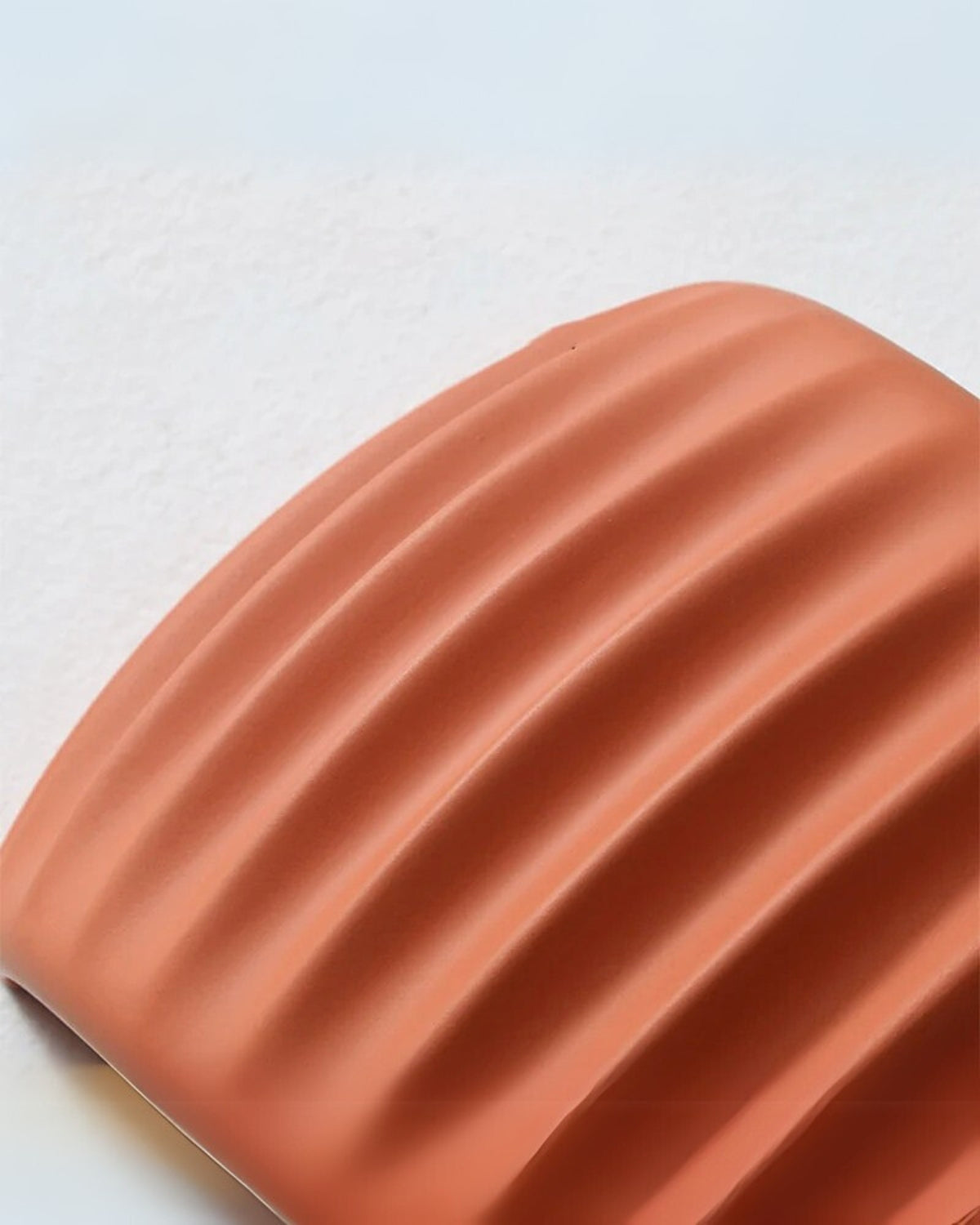 Lumavea - an elegant wall lamp with an artistic wave silhouette