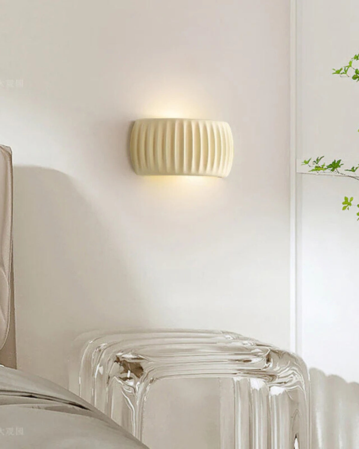 Lumavea - an elegant wall lamp with an artistic wave silhouette