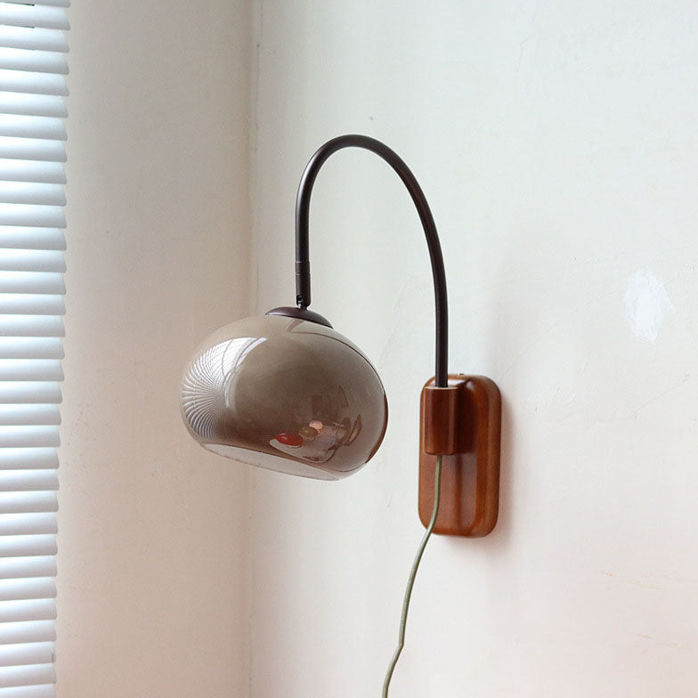 ガラスと無垢材を使用したヨーロッパデザインのウォールランプ
