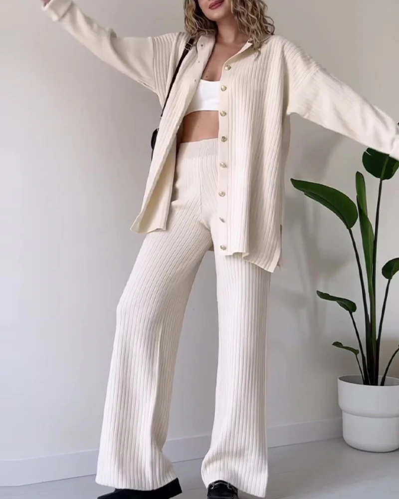 リブニットのツーピースセット - ボタンダウンシャツジャケットとワイドレッグパンツ