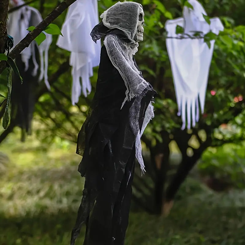 ハロウィーンの吊り下げ飾りとして恐ろしい頭蓋骨 - 不気味な雰囲気を演出する布地付き頭蓋骨ボタン
