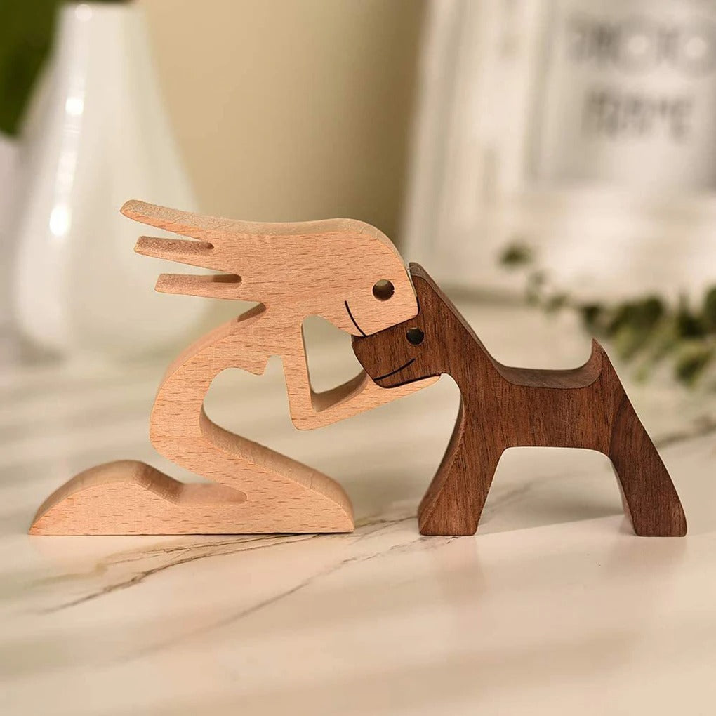 クラシックな手作りの木製の犬の像